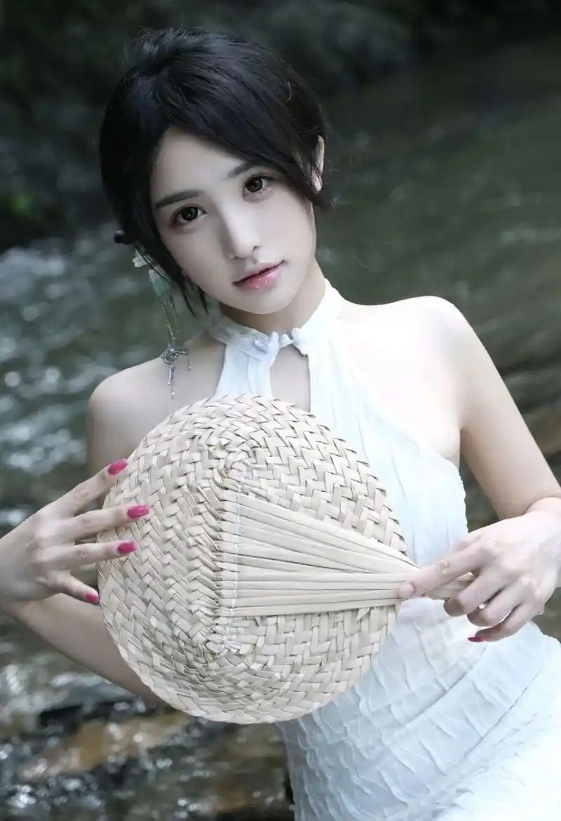 闪婚老公竟是总裁短剧海报